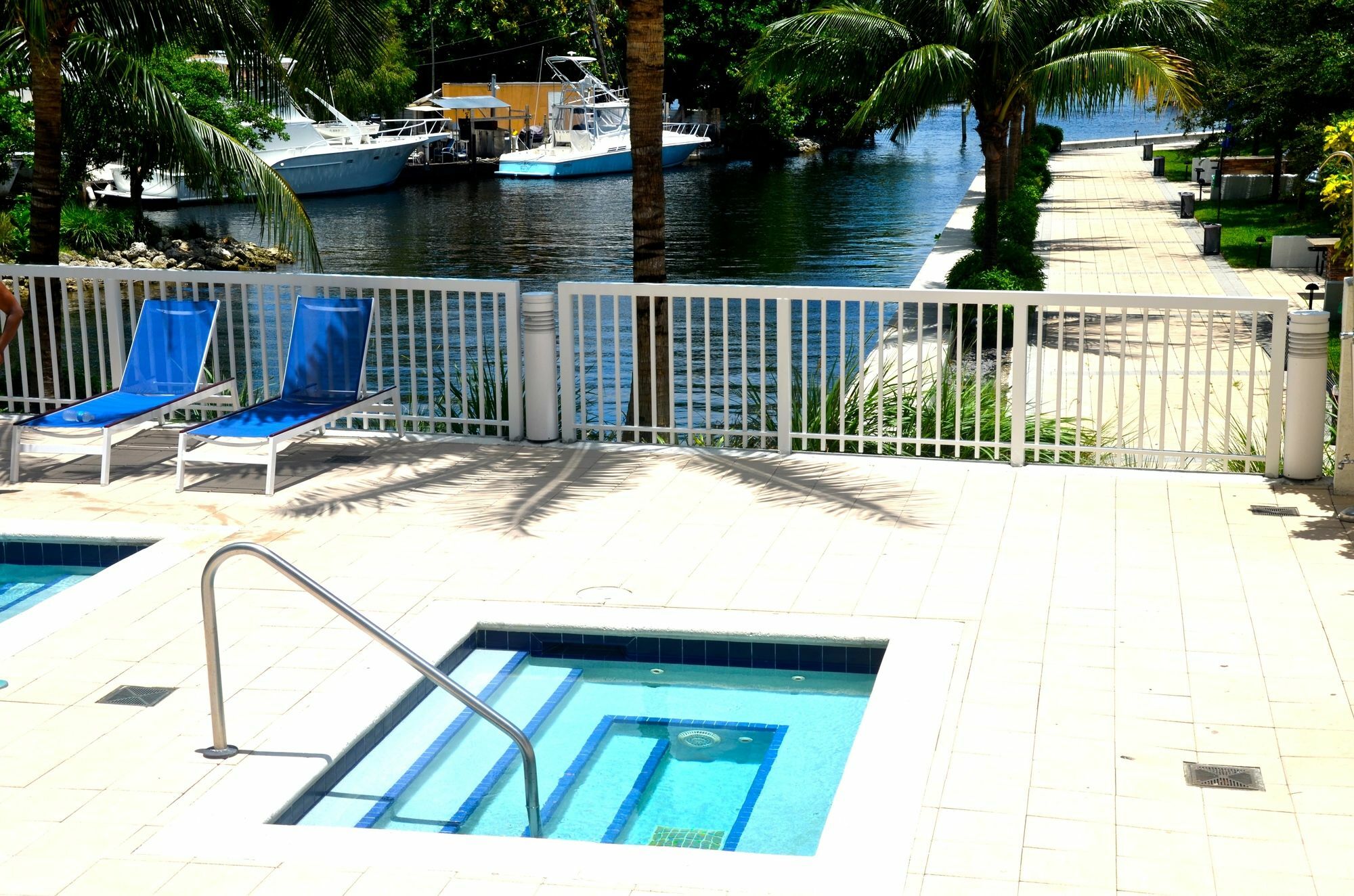 Riviera Luxury Living At River Oaks Marina And Tower Miami Bagian luar foto